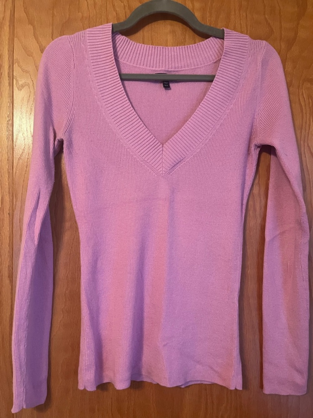 Express Women's Pink V-Neck Ribbed Sweater